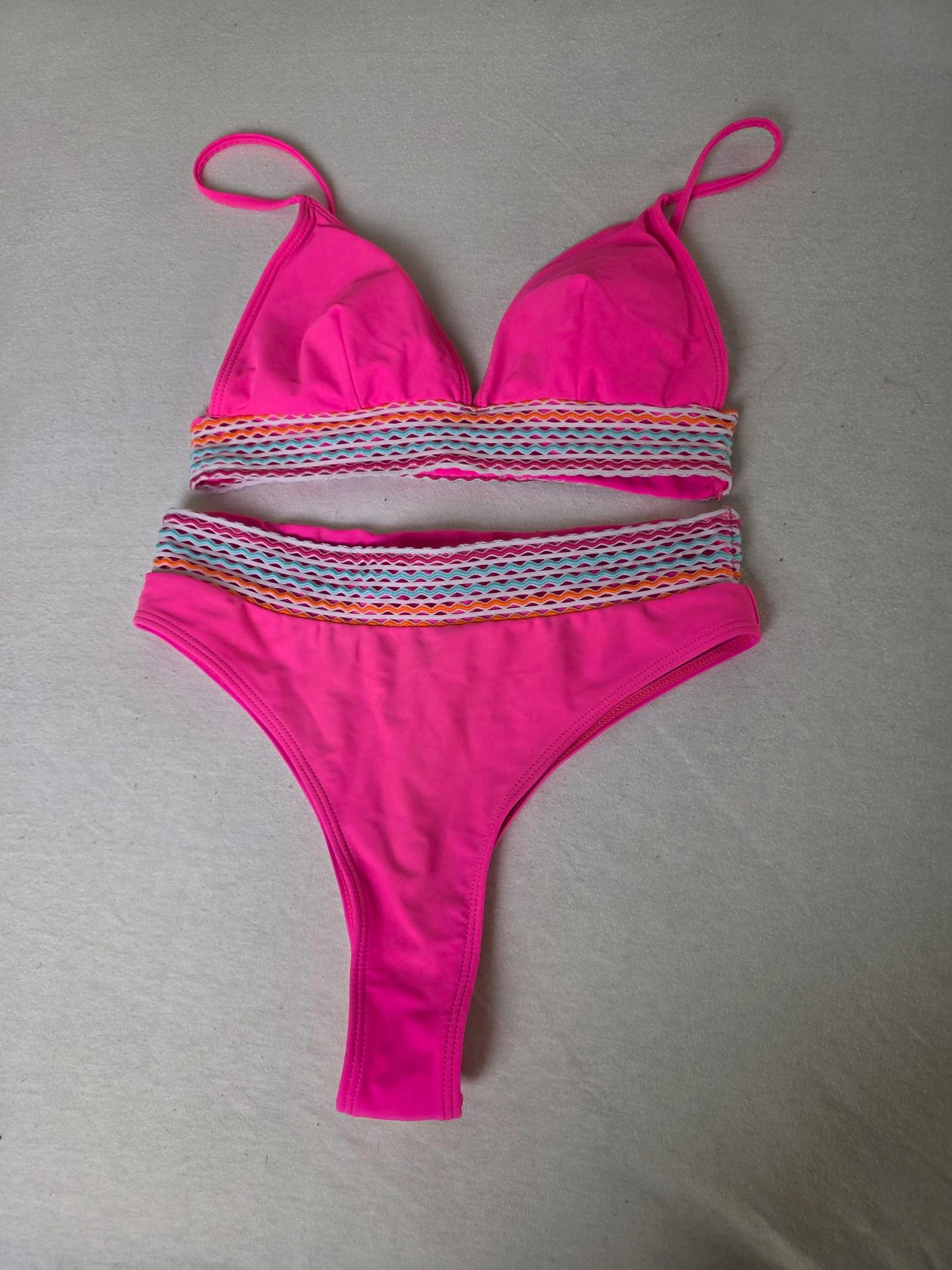 Bikini rose fuchsia fluo avec bandes crochet multicolores – Taille S – Neuf
